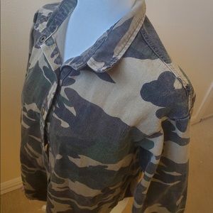 LIKE NEW FADED CAMO BUTTON DOWN SHIRT/SHACKET